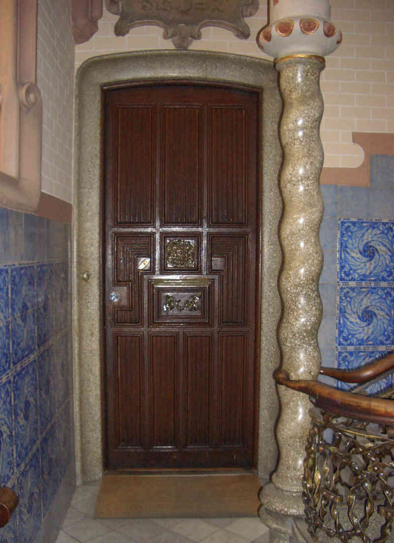 15 - Barcelona - Gaudí - Casa Calvet - puerta vivienda.jpg